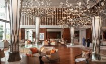 Instalace Canopy of Light od české značky Preciosa v hotelu Mandarin Oriental Jumeira