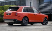 Na míru postavený Rolls-Royce Cullinan v barvě Fux Orange