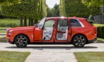 Na míru postavený Rolls-Royce Cullinan v barvě Fux Orange