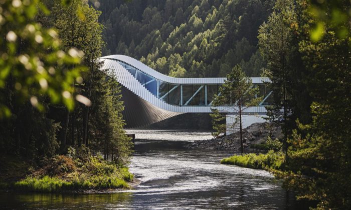 BIG dokončují v Norsku zkroucené muzeum usazené nad řekou jako most