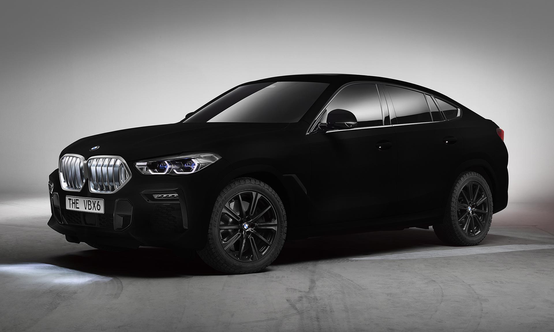 BMW nechalo model X6 nastříkat nejčernější černou barvou Vantablack