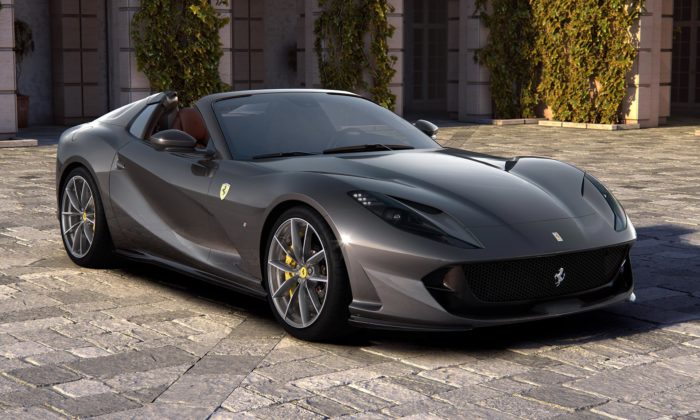 Ferrari představilo model 812 GTS v otevřené verzi se sklápěcí střechou