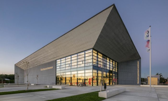 Na okraji Prostějova vyrostlo Národní sportovní centrum v monolitickém designu s kšiltem