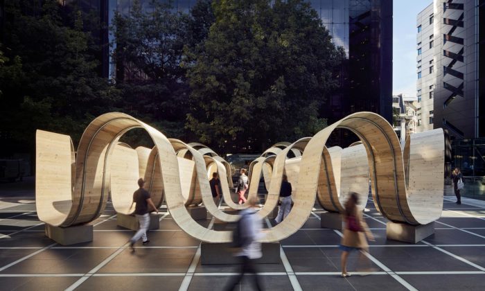 Paul Cocksedge postavil v centru Londýna velkou zvlněnou lavičku