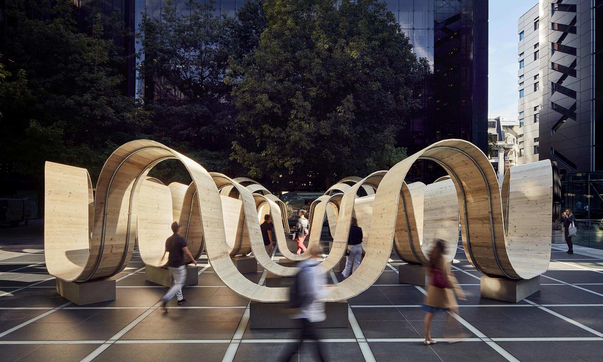 Paul Cocksedge postavil v centru Londýna velkou zvlněnou lavičku