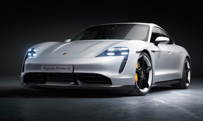 Porsche představilo svůj první čistě elektrický sporťák Taycan
