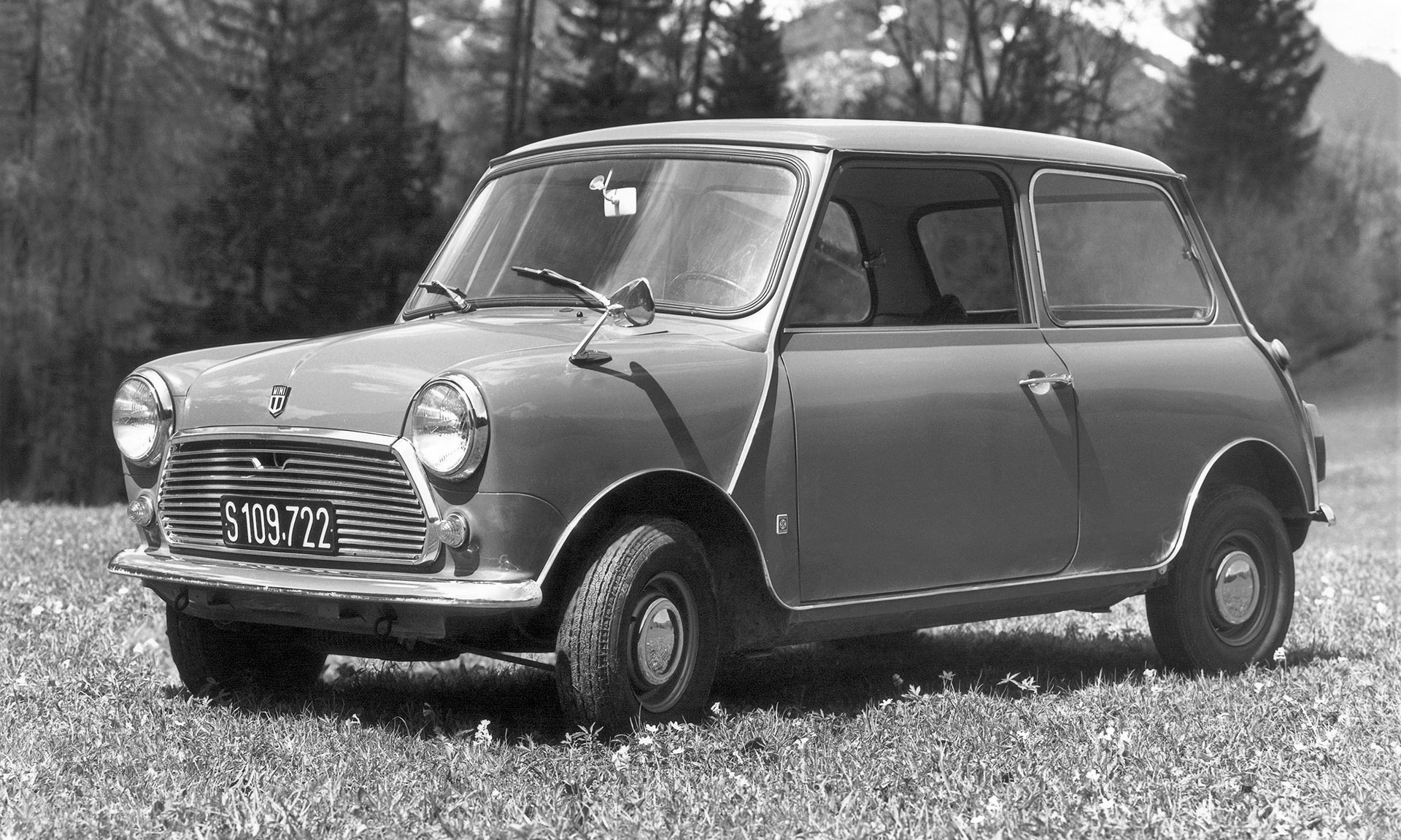 Legendární britské vozítko Mini slaví 60 let a vstupuje do nové éry