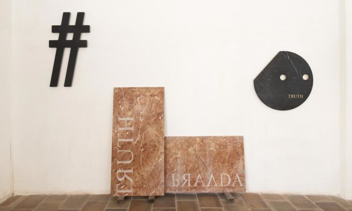 Jakub Berdych vystavuje na Truth kamenné plastiky ve stylizovaných tvarech