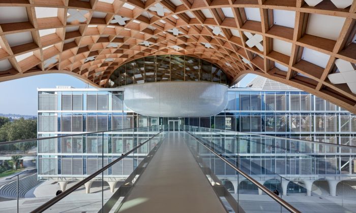Swatch má nové ústředí tvořené největší dřevěnou strukturou na světě