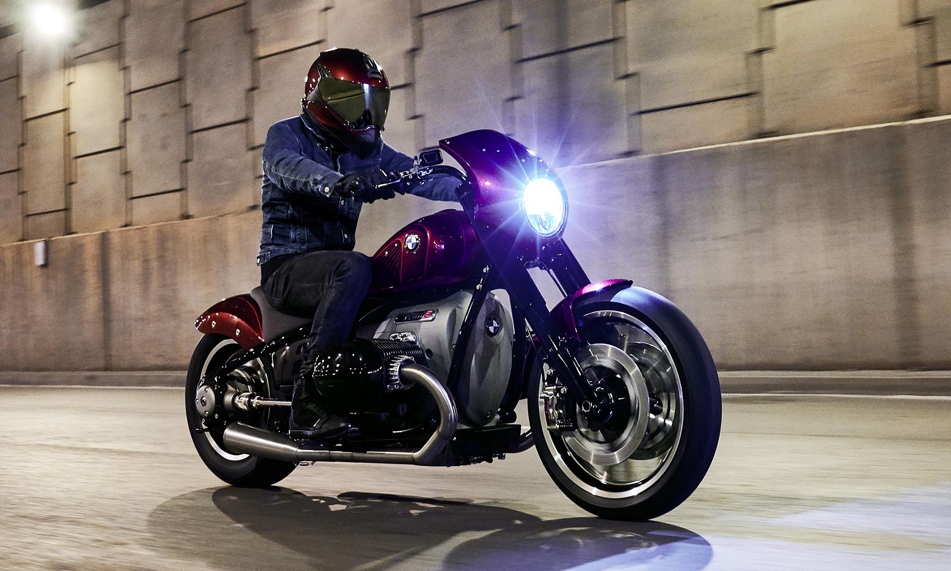 BMW Motorrad ukázal druhou emotivnější verzi konceptu motorky R18