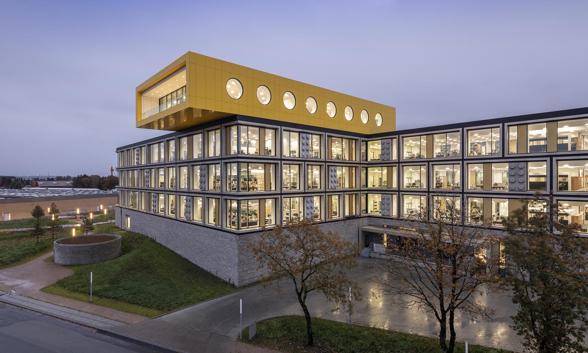 Lego otevřelo v Dánsku první část svého kampusu se žlutou hernou na střeše