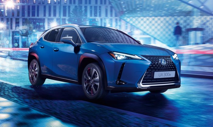 Elegantní crossover Lexus UX 300e je první elektromobil značky