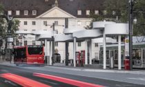 Nádraží v německém Freiburg od J. Mayer H.