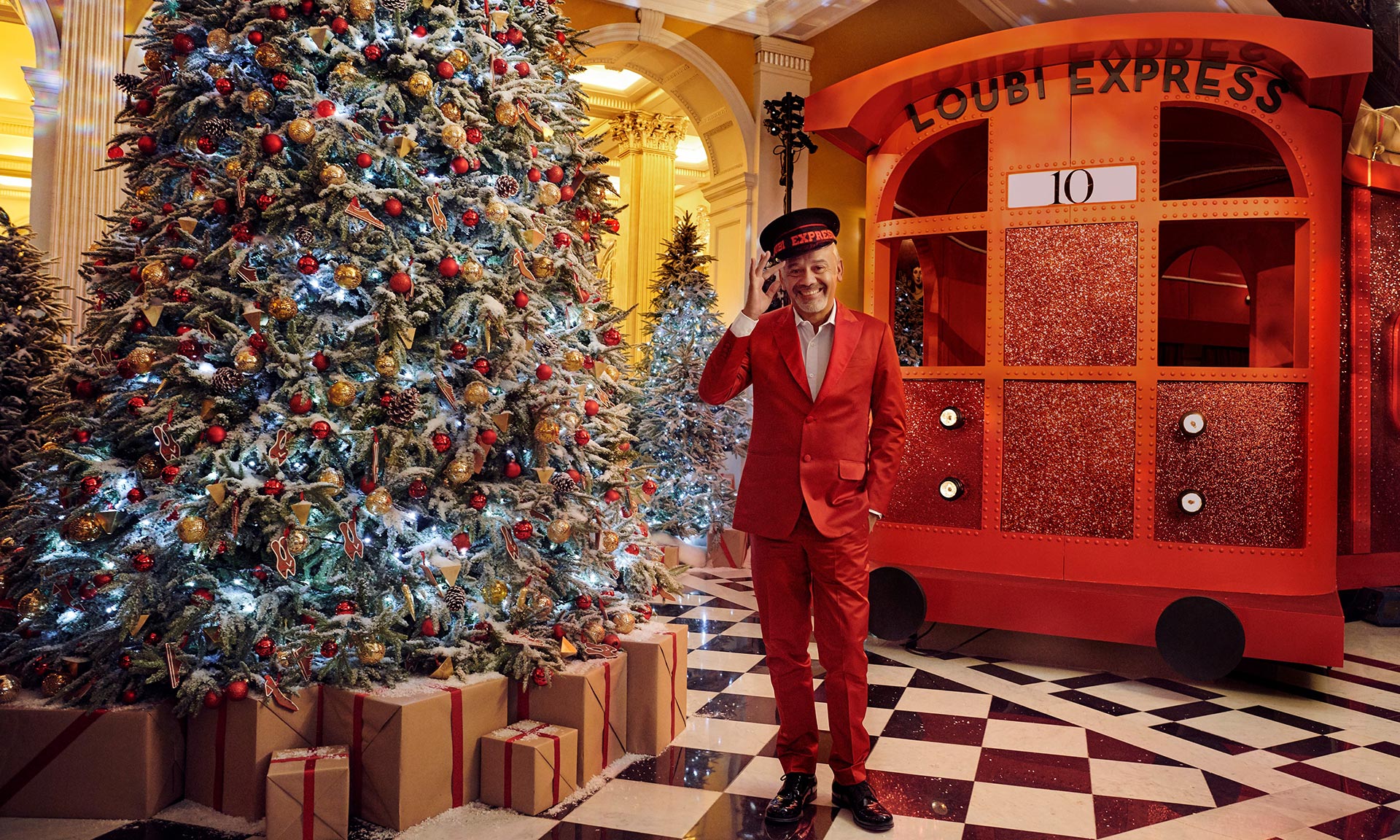 Christian Louboutin navrhl vánoční strom s červeným koktejlovým vlakem