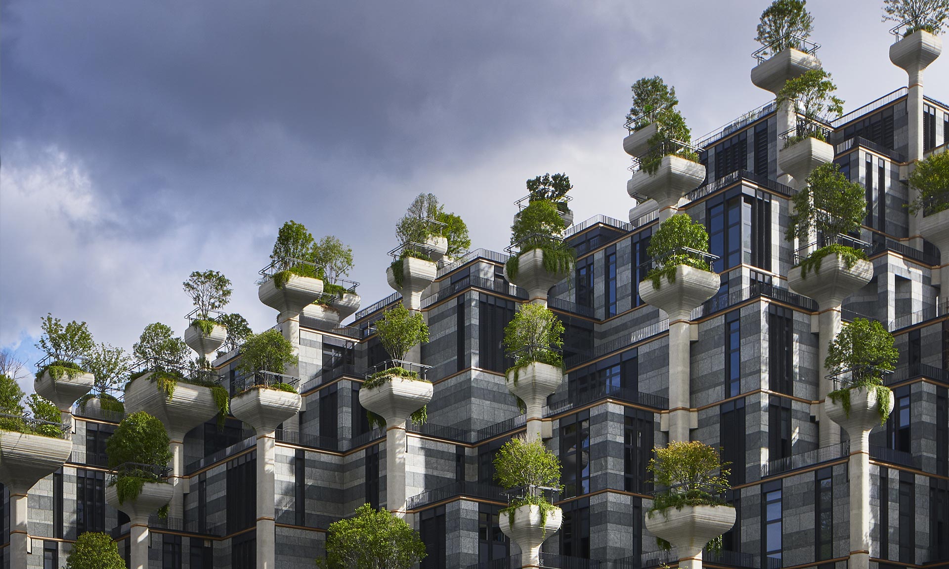 Heatherwick postavil v Šanghaji bytový dům osázený tisícem stromů