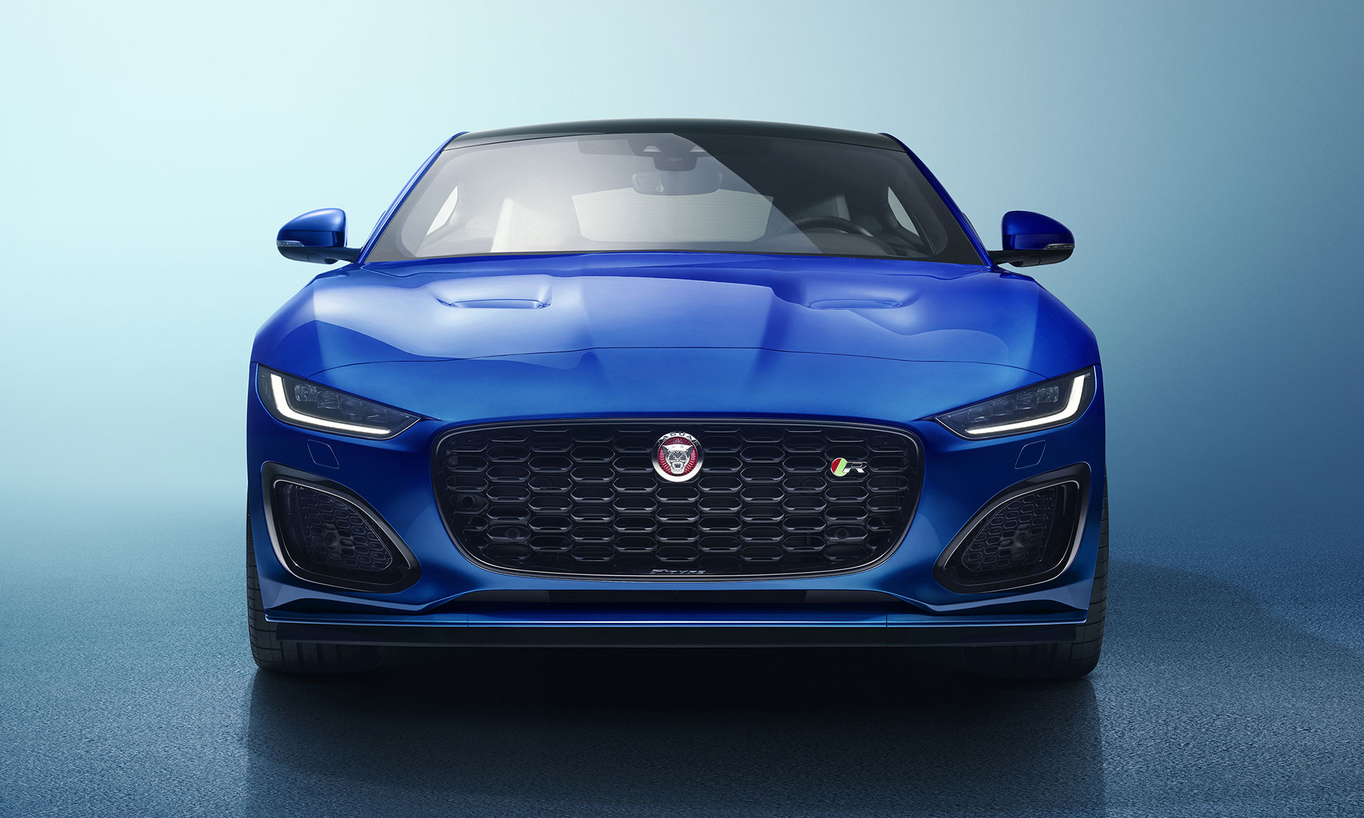 Jaguar modernizoval sporťák F-Type a dal mu novou příď i úzké světlomety