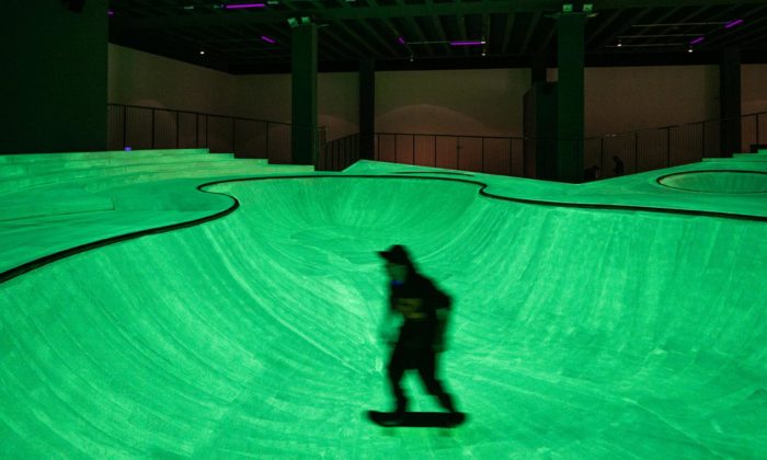 V přízemí milánské galerie vyrostl dočasný skatepark svítící ve tmě