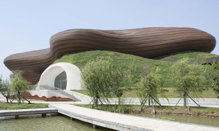 Liyang Museum dostalo podobu dřevěného blobu usazeného na zelených kopcích