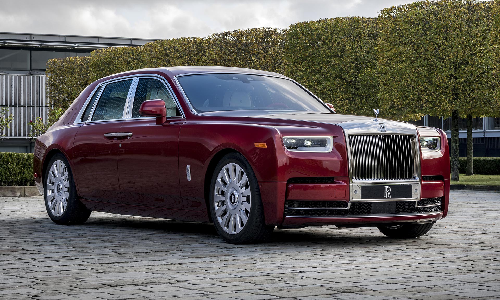 Rolls-Royce vytvořil jedinečný červený Phantom pro dobročinné účely