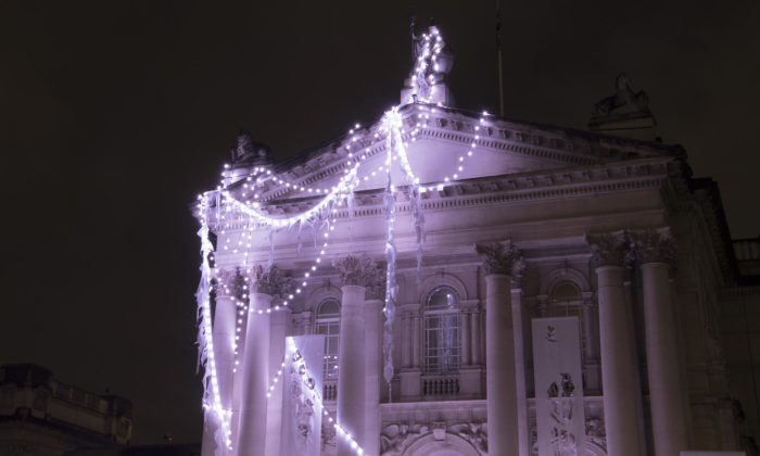 Anne Hardy proměnila galerii Tate Britain na zamrzlý a opuštěný chrám