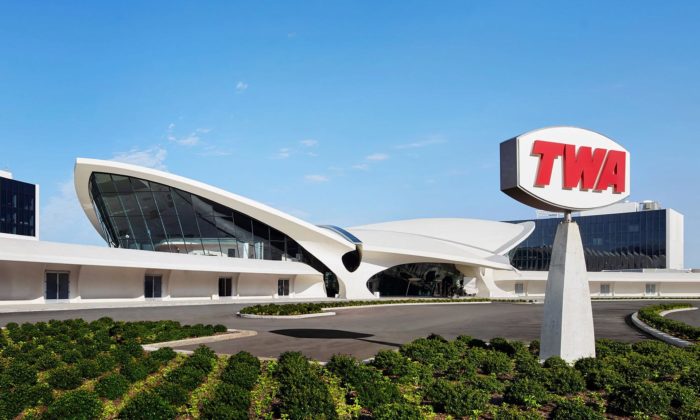 Newyorský letištní terminál od Saarinena z 60. let byl přestavěn na TWA Hotel