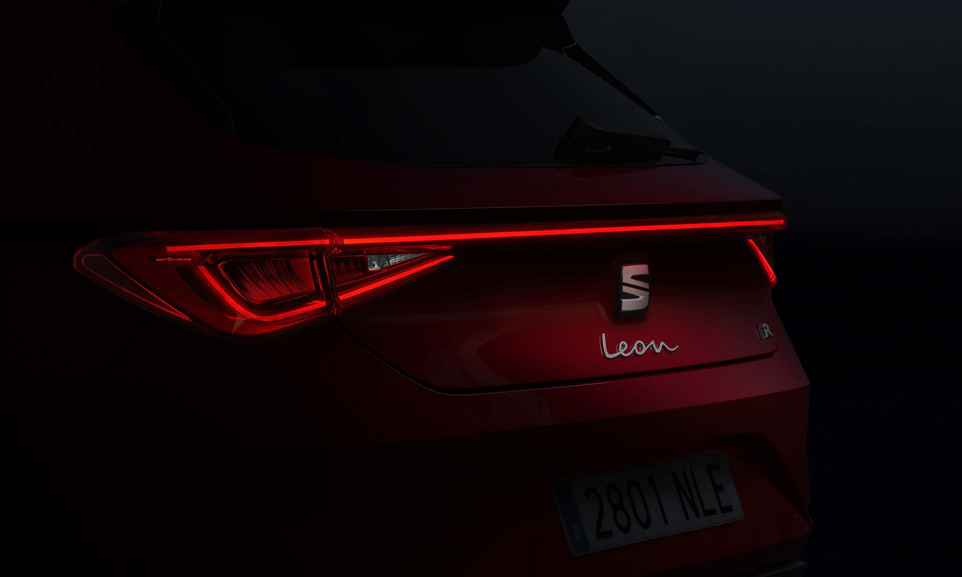 Seat modernizoval model Leon a dal mu novou tvář i svítící linku na zádi