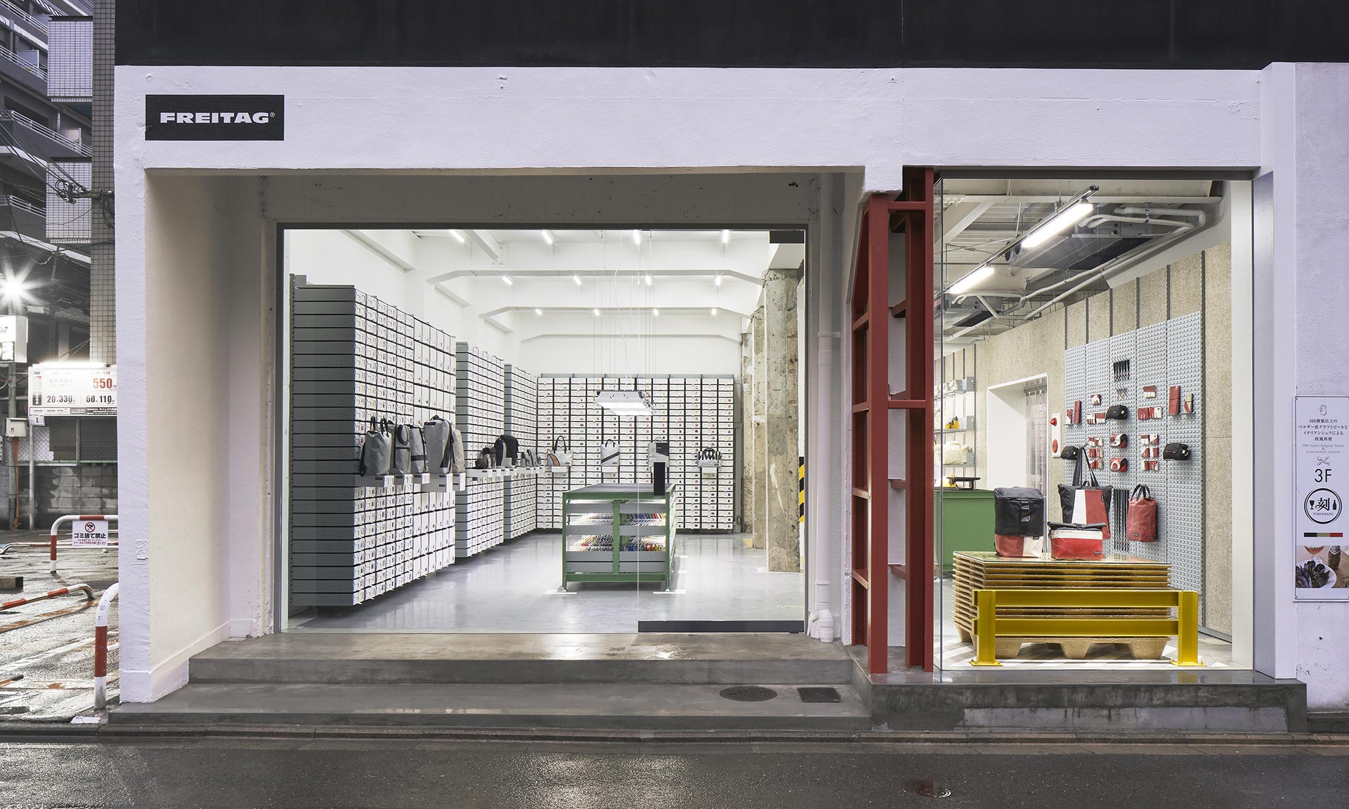 Freitag åpnet en butikk i Kyoto som minner om morens lager og verksted Zürich – DesignMag.cz