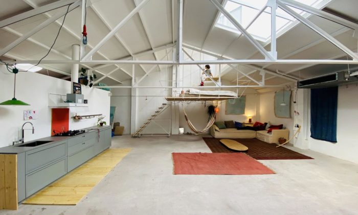 Interiér podkrovního bytu umělkyně v Madridu byl navržen jako otevřený a variabilní