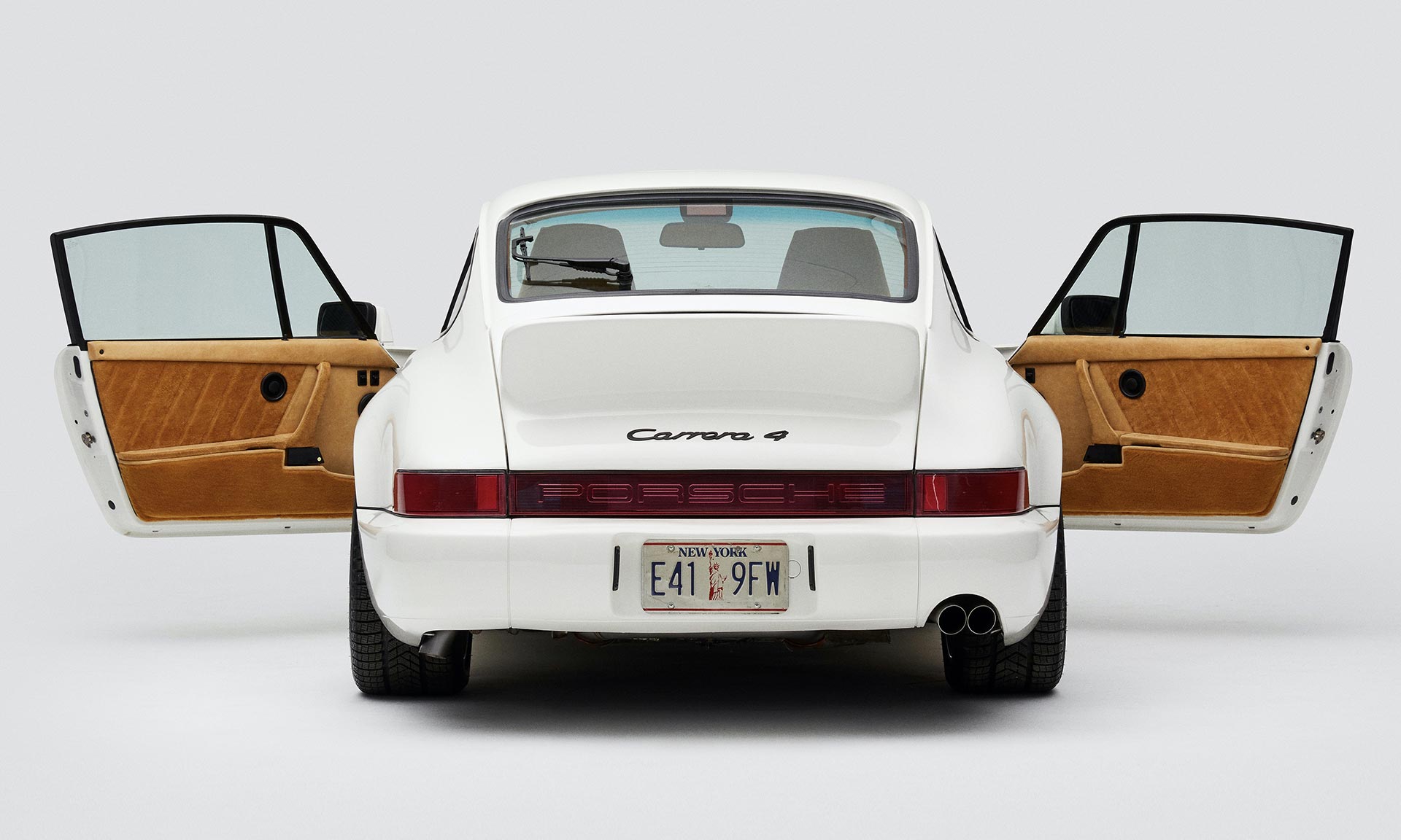 Američan zrenovoval staré Porsche 911 Carrera 4 a přidal mu pár specialit