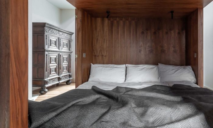 Scott Whitby navrhl dřevěný budoár s ložnicí pro tři šťastné partnery