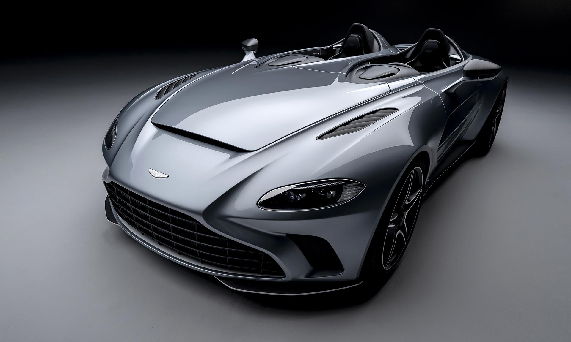 Aston Martin vytvořil stíhačkou inspirovaný sporťák V12 Speedster