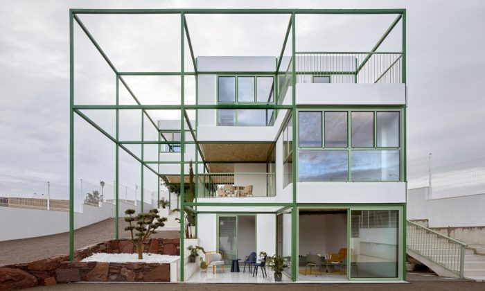 Rodinný dům ve španělské Valencii poskládán z bílých kostek v zelené konstrukci