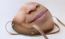 Danielle Baskin a její Face ID Mask pro společnost Resting Risk Face