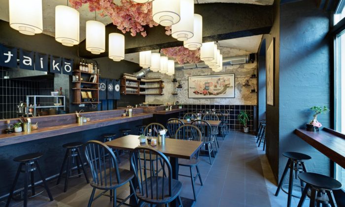 Žižkovská restaurace Taiko je zdobená pergamenovými lampiony a květinami