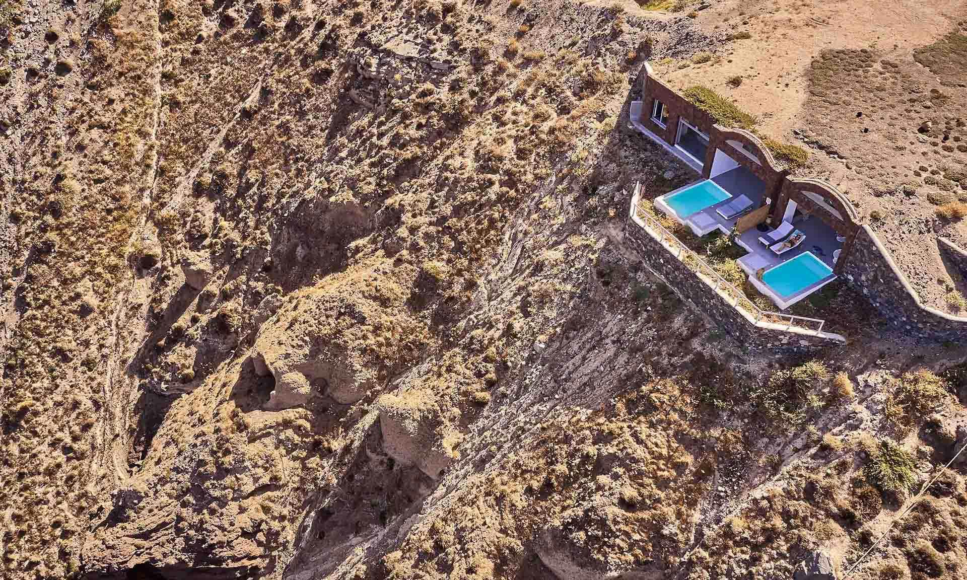 Na ostrově Santorini vyrostly nenápadné rezidence zatesané v útesu nad mořem