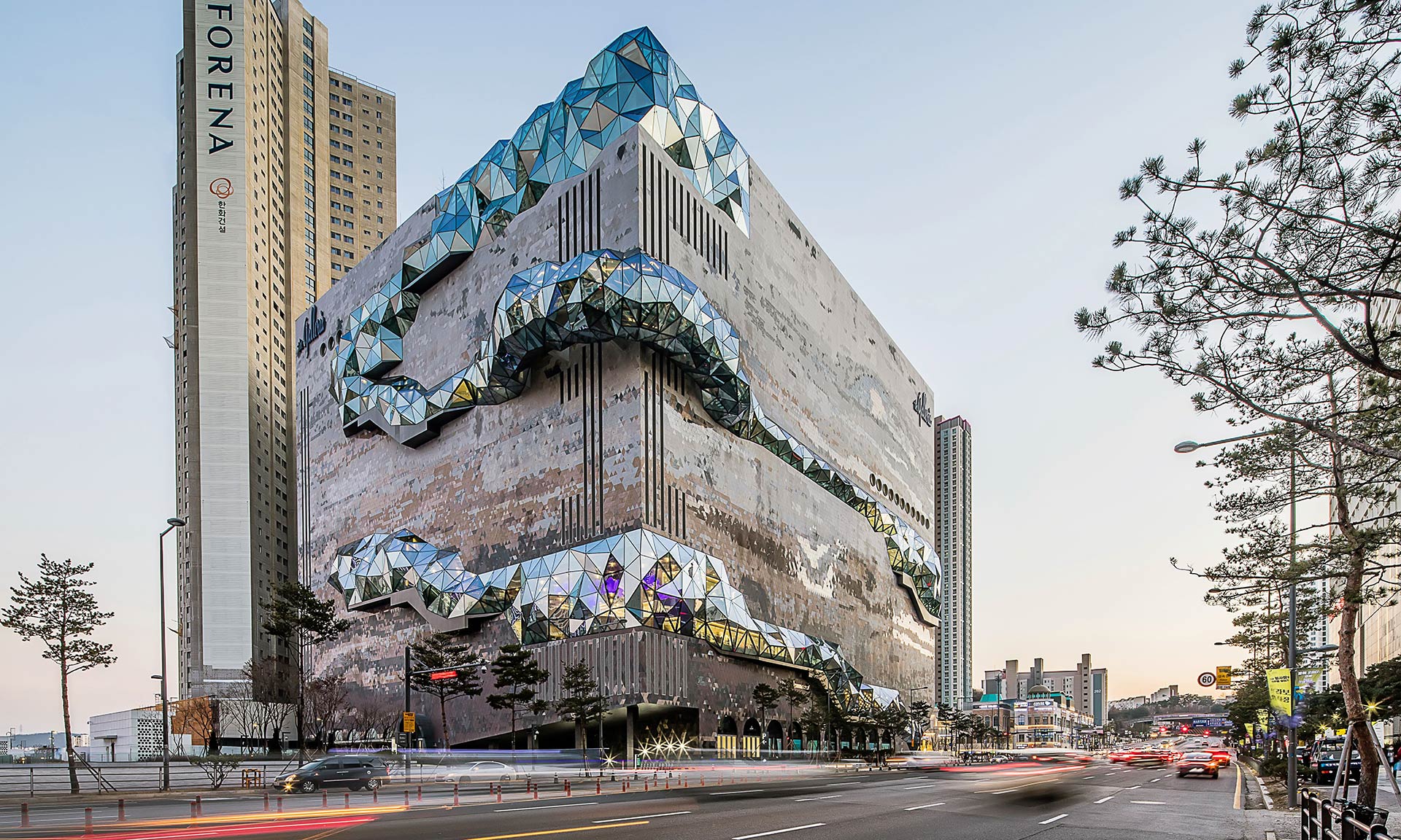 OMA postavila v Jižní Koreji obchodní dům se skleněnými vyhlídkami na fasádě
