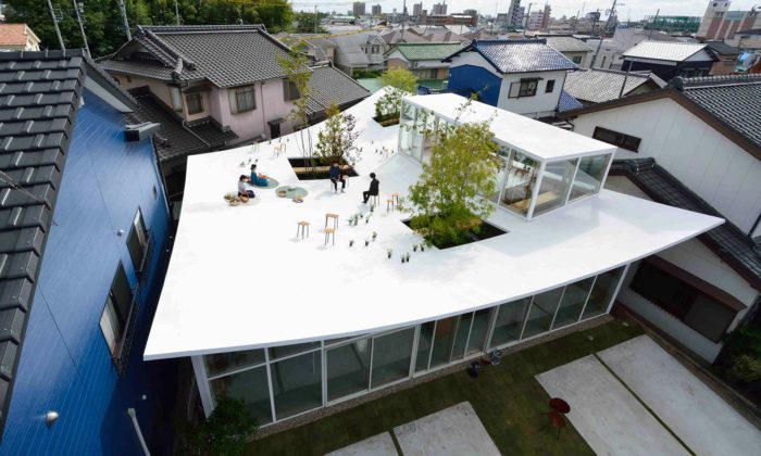 Studio Velocity postavilo kancelář s prohnutou střechou fungující jako terasa