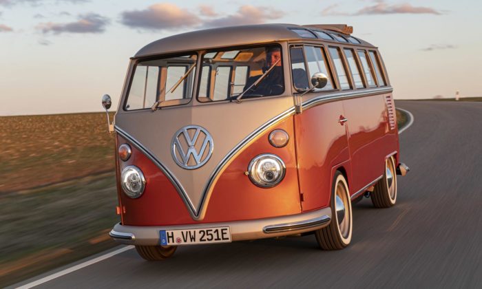 Volkswagen Bulli slaví 70 let speciální retro verzí s čistě elektrickým pohonem