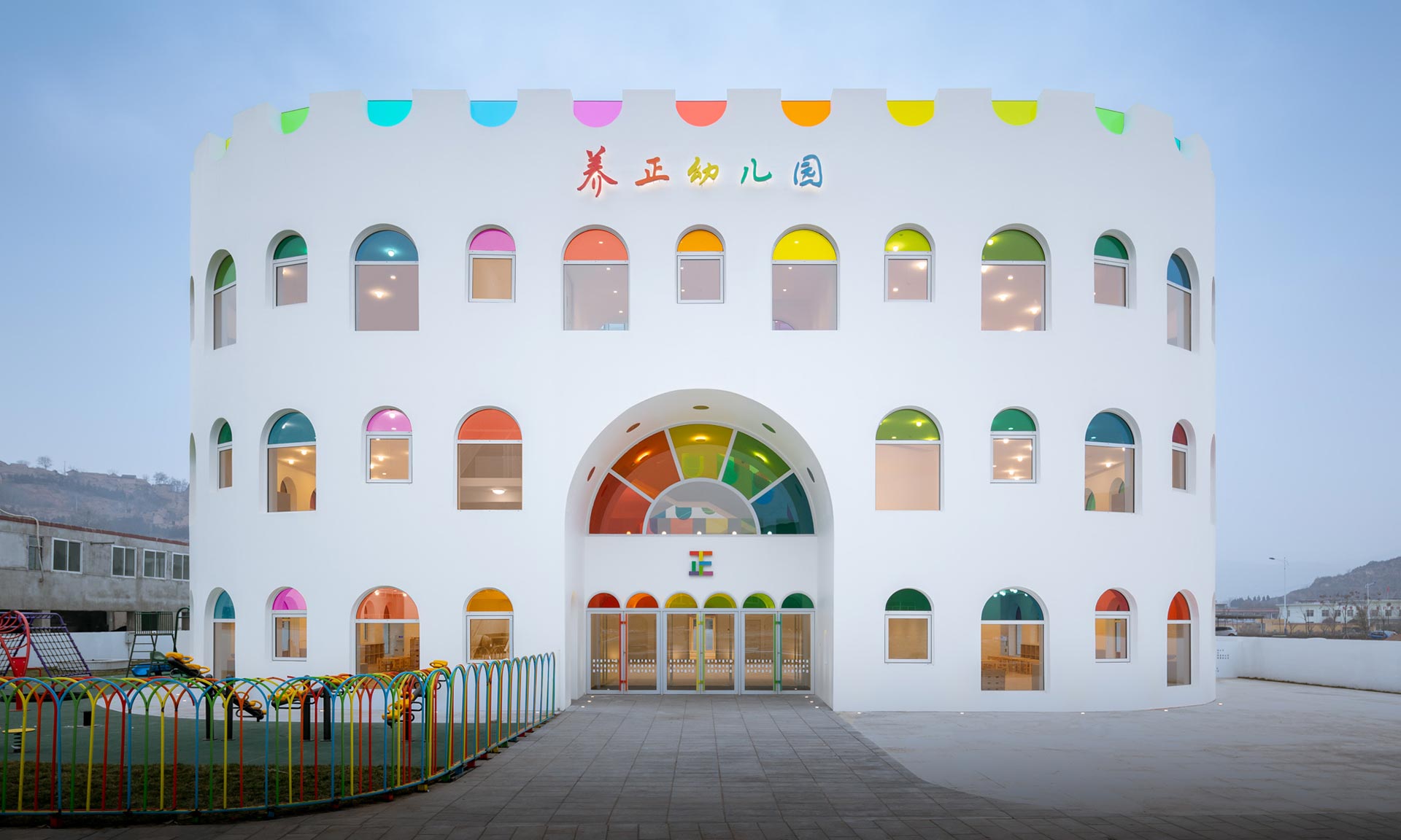Mateřská škola Kaleidoscope od Sako Architects připomíná narozeninový dort