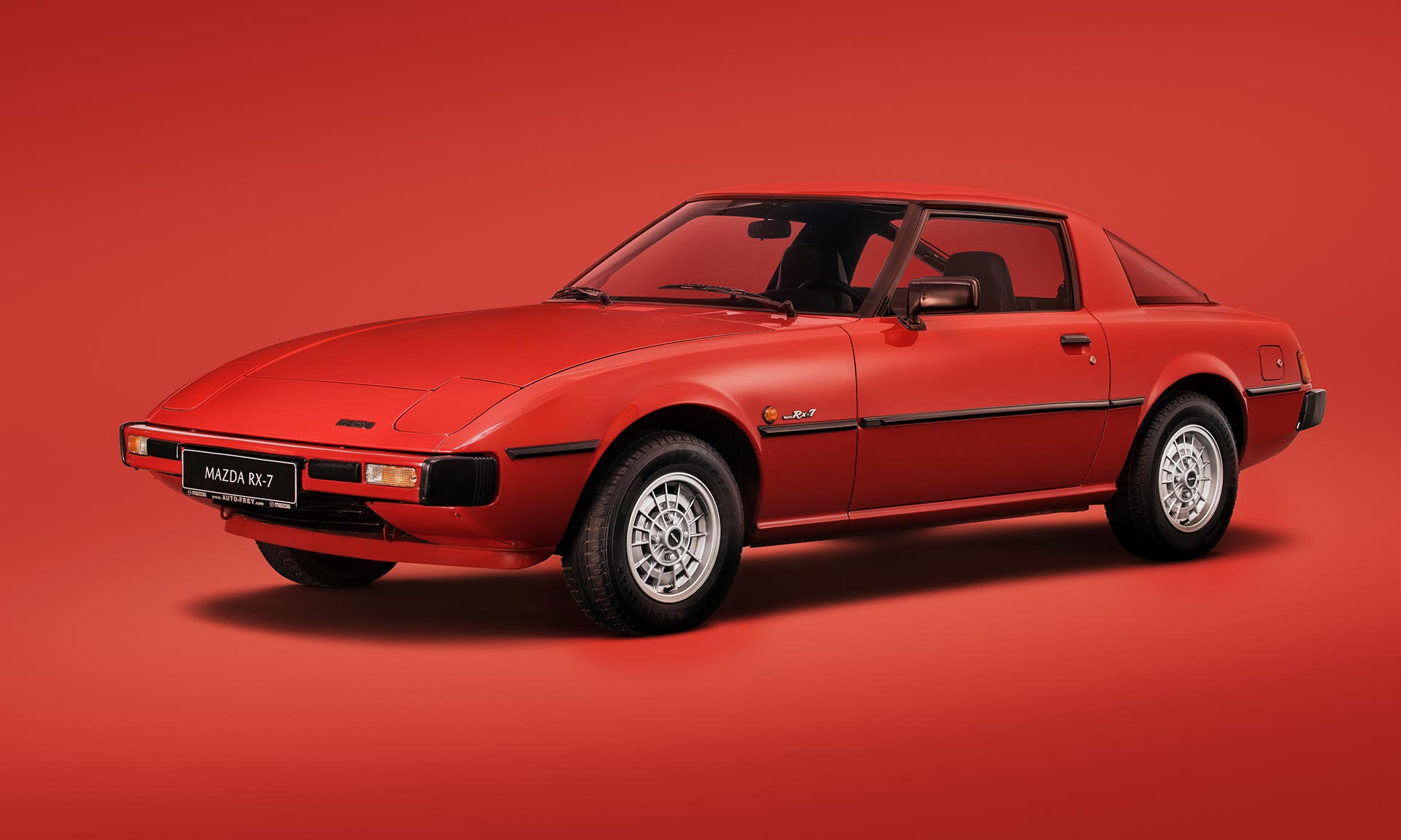 Mazda slaví 100 let a připomíná sporťák RX-7 s rotačním motorem