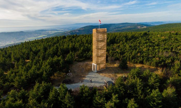 Na vrcholu Velké Deštné vyrostla rozhledna inspirovaná větrem a deštěm