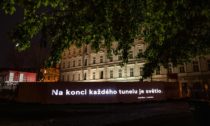 Projekce poselství od českých osobností v režii Signal Festivalu