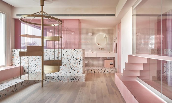 Třípatrový dům Pink House má růžový interiér a speciální pokoj pro kočky