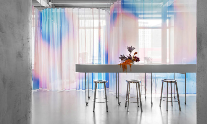 Salon krásy Sfera rozbíjí jednolitý šedý interiér ručně vyrobenými barevnými závěsy