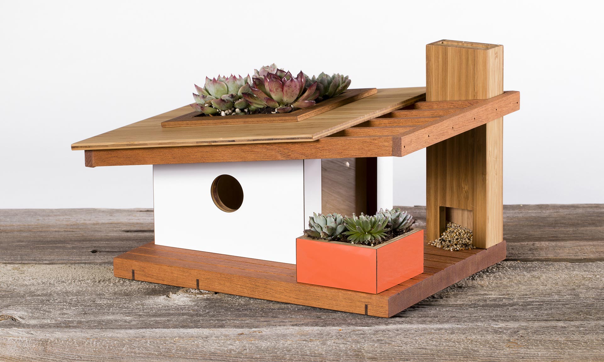 Rodinná firma vyrábí ptačí budky s tvary moderních rodinných domů