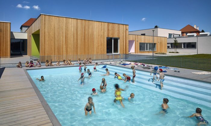 Pacov má mateřskou školu složenou z pěti nízkých pavilonů se zahradou a bazénem