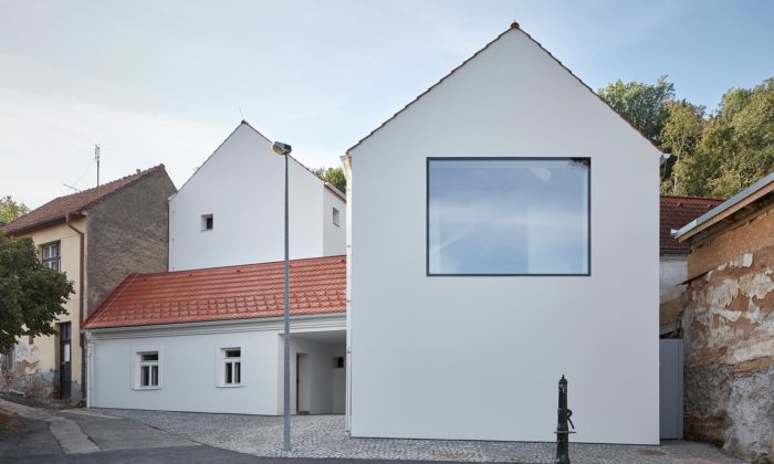 Místo ruiny vznikl v Jinonicích rodinný dům spojením třech menších budov