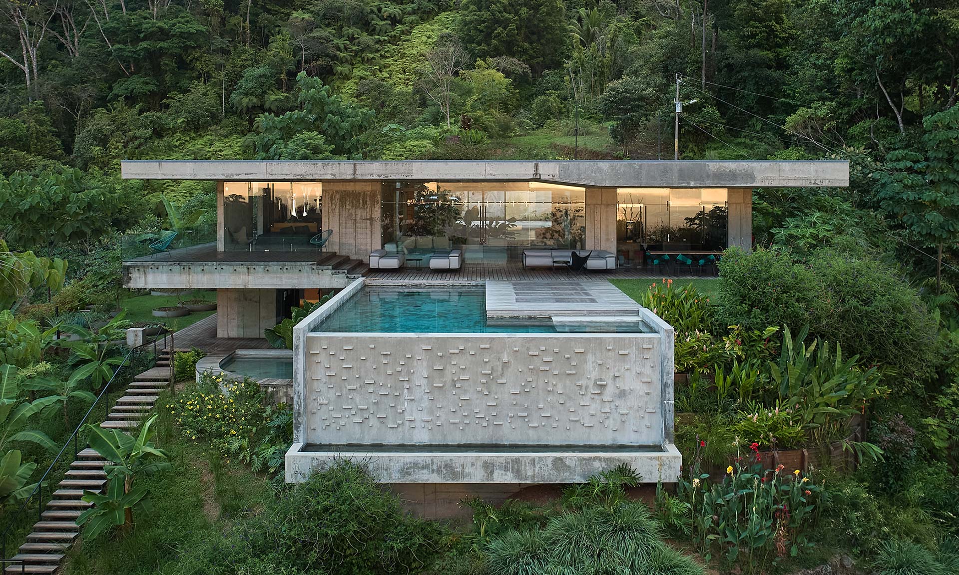 Čeští architekti navrhli betonovou Art Villu usazenou do zeleného svahu Kostariky