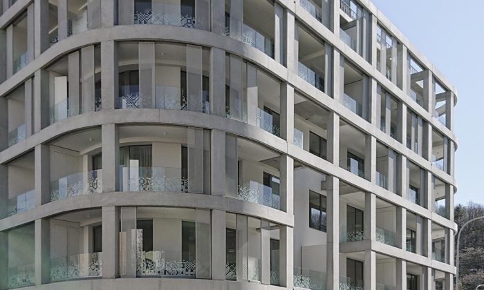 V Košířích vyrostl pavlačový bytový dům s lodžiemi vsazenými do rastru na fasádě