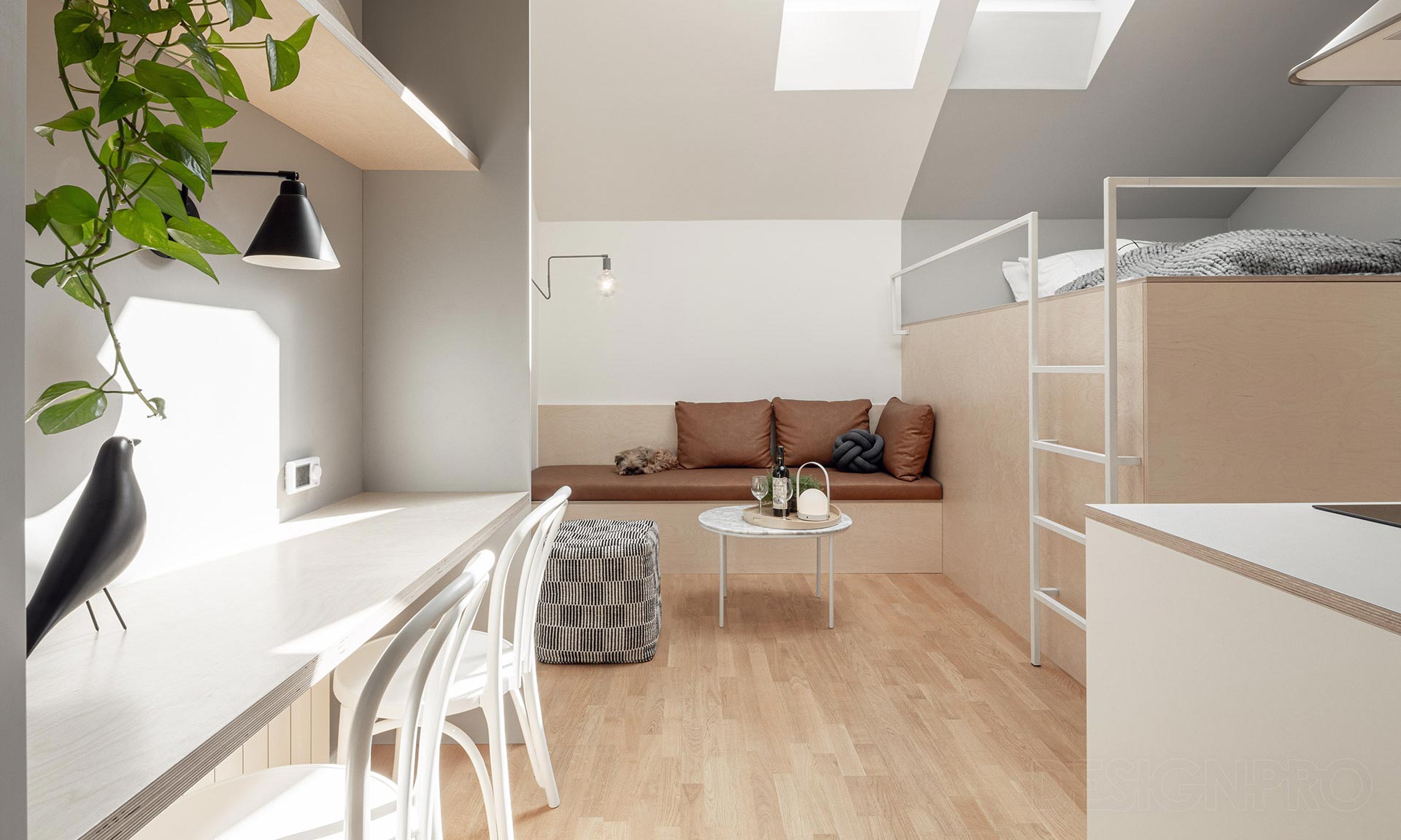 Miniaturní byt v Praze má jen 23 metrů čtverečních a z postele výhled na Prahu